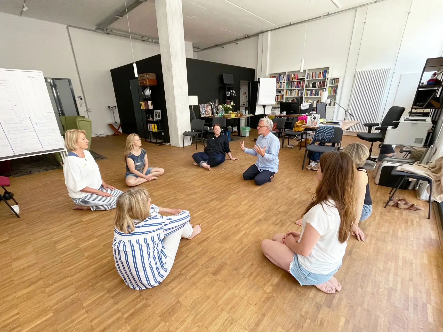 Erik Roßbander im Sitzkreis im Gespräch mit Teilnehmerinnen der Kairos Masterclass